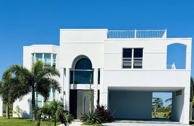Luxury Retreat in Gated Community Minutes to Beaches, Dining & Shops