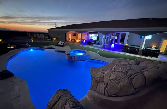 Luxury Retreat w/Pool, Spa, Gym & Movie Theater!