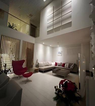 Luxury Riverside Villa w Magnificent River Views, near city centre