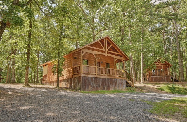 Luxury rustic cabin located 3 miles to Wolf Pen Gap, Sleeps 5, 2 bedroom, 1 bath
