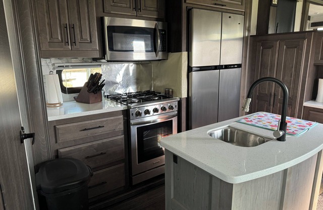 Luxury RV in Saint Anthony near the Sand Dunes and Yellowstone