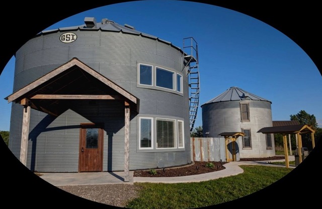 Luxury Silo, King bed Wi-Fi, Grill, Fire pit. Sunsets in the country n