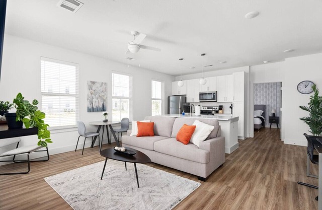 Luxury Stay! 1B/1B w/Gym, Pool, & Shops Nearby