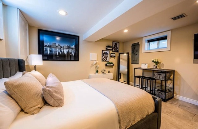 Luxury Studio Suite. Walking distance to UBS Arena