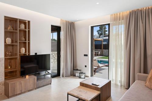 Luxury Suites with private pool and BBQ by Kalles Homes & Suites