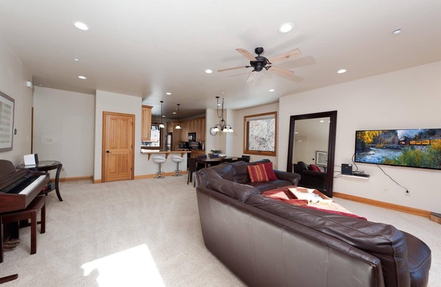 Luxury Townhome - 4 Miles from Downtown - AC in Bedrooms