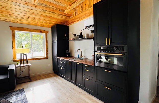 Luxury Upper Level property near UofI and Downtown