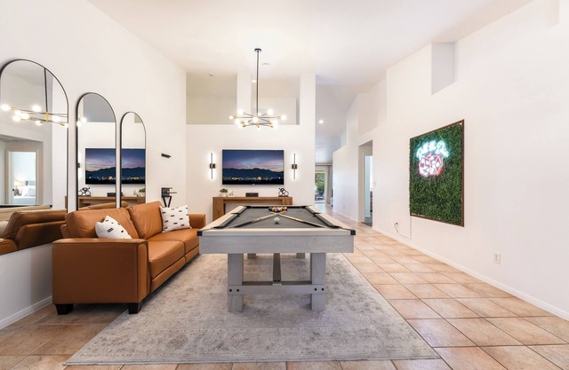 Luxury Vegas Escape, Pool, Playroom & Master Bedroom Suite/w Jacuzzi Tub