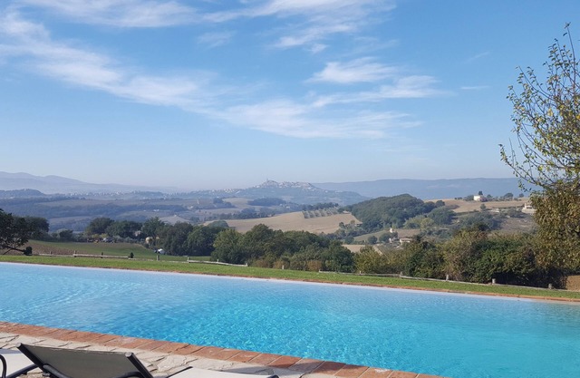 Luxury villa for 8 - 16, pool & guest cottages. Maid service, great view of Todi