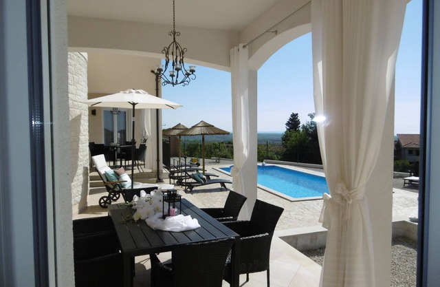 Luxury villa for up to 10 people 245sqm