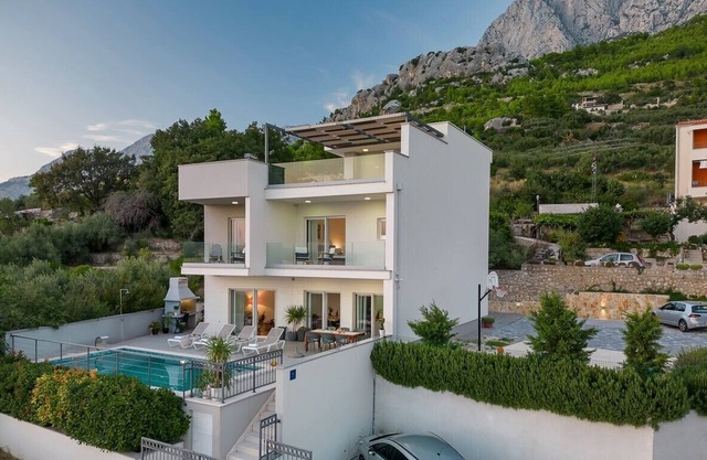 Luxury villa Mae in Makarska, basketball court