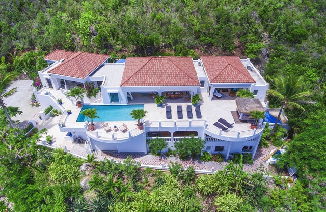 LUXURY VILLA! Resort Amenities, Stunning Views, Beach Access! GENERATOR