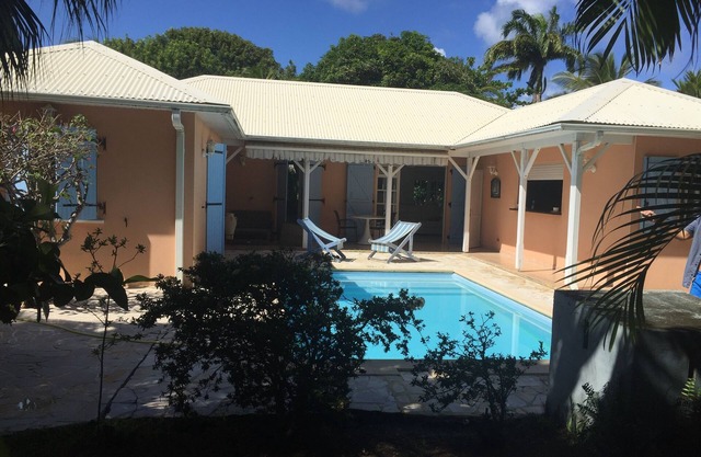 Luxury villa with swimming pool 300 m from the sea