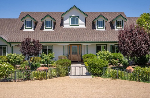 Luxury Vineyard Estate-Incredible Sunset Views--3 Night Minimum!