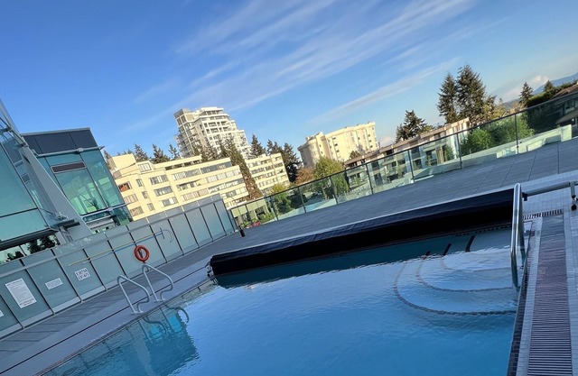 Luxury White Rock Condo with Ocean/mountain view, pool, exercise room, concierge