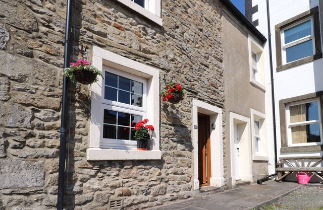 LYCHGATE COTTAGE, character holiday cottage, with open fire in Settle