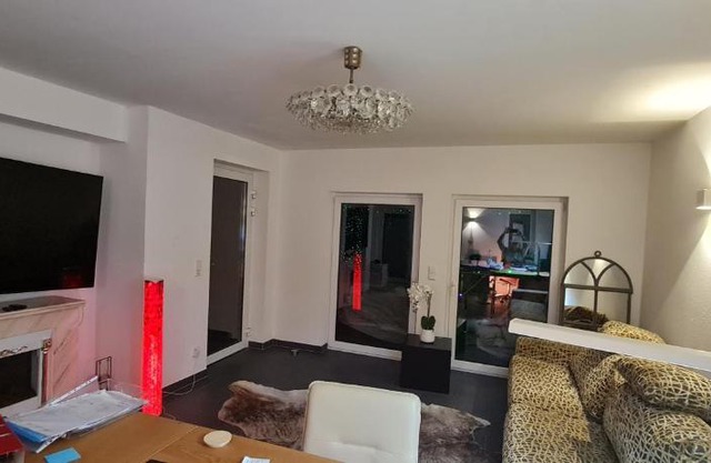 Möblierte Souterrainwohnung mit 2 Schlafzimmern und Garten