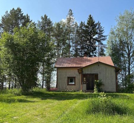 Mökki järvenrannalla
