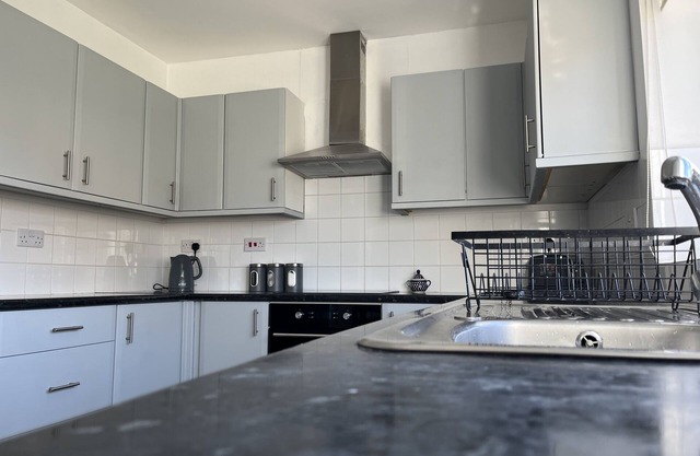 M1 Link 3 bed house up to 5 ppl parking,wifi
