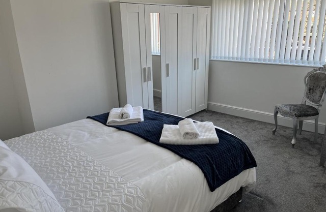 M1Link 3 bed house up to 7 people free parking, wifi, M1, transport links, enclosed L garden