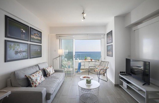 Mackenzie Zoe Seafront Suite