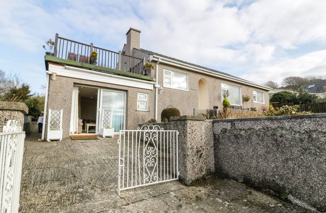 MAESAWEL STUDIO, with a garden in Llanfair