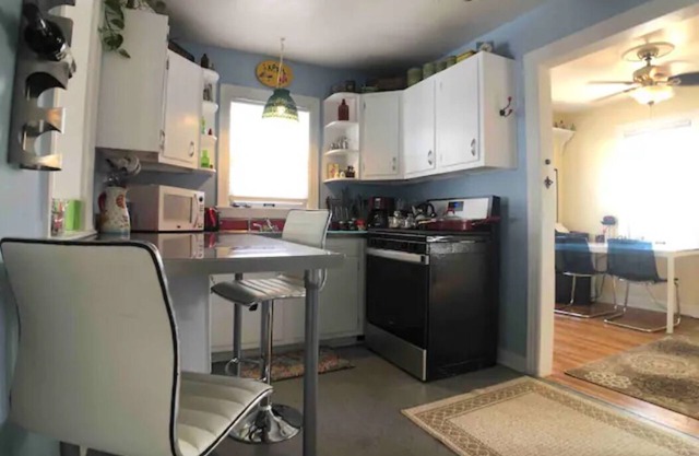 Magic Cottage - 2 Bedrm,1 Ba, Washer&Dryer, Nice Kitchen, & Fenced Yard for Dogs
