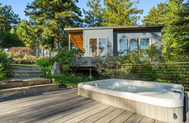 Magic Madrone- Stunning & Comfy!Top of Redwoods!Astonishing Views!HotTub/WiFi