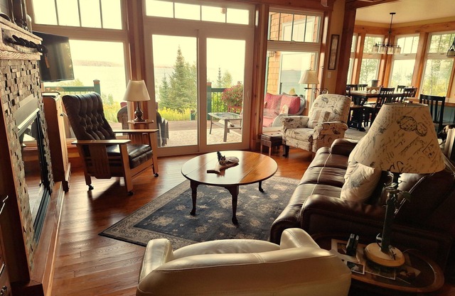 MAGICAL LAKE SUPERIOR VIEWS AT THISn 5 STAR COTTAGE! UPSCALE EXPERIENCE!
