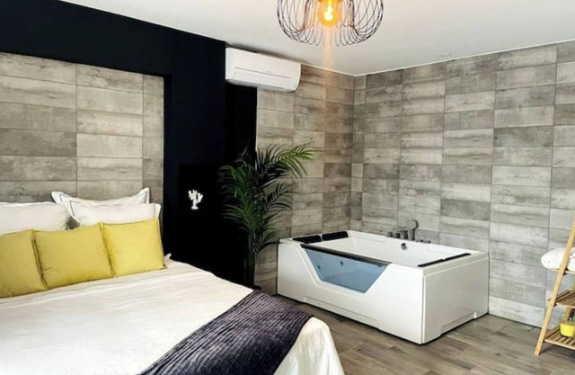 Magnificent apartment with whirlpool bath.