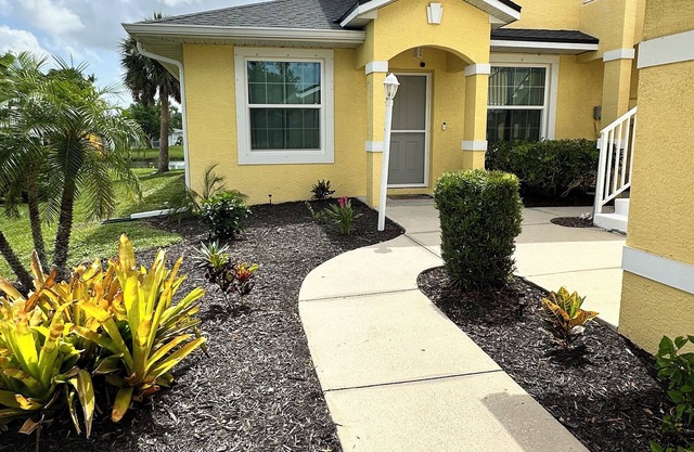 Magnificent condo overlooking the Canal, close to golf courses.