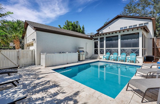 Magnificent Family East Beach Escape! Private Pool, Short Walk To Beach