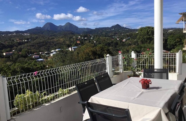 Magnificent villa with free parking ideally located.