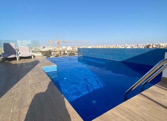 Magnifique Appartement avec PISCINE sur le toit, 3 Chambres, 4 Salles de Bain, Salle de Gym et Terrasse, LUXURY & COMFORT in ALMADIES