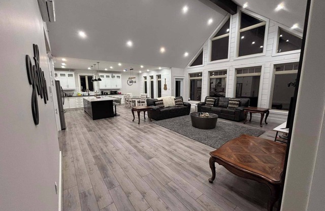 Main Chalet#1 Waterfront Sleeps 12 open concept Kitchen-Living area 2 1/2 bath