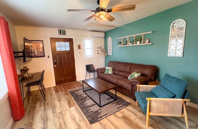Main Level - King Beds - Patio - Laundry - Walk to downtown!