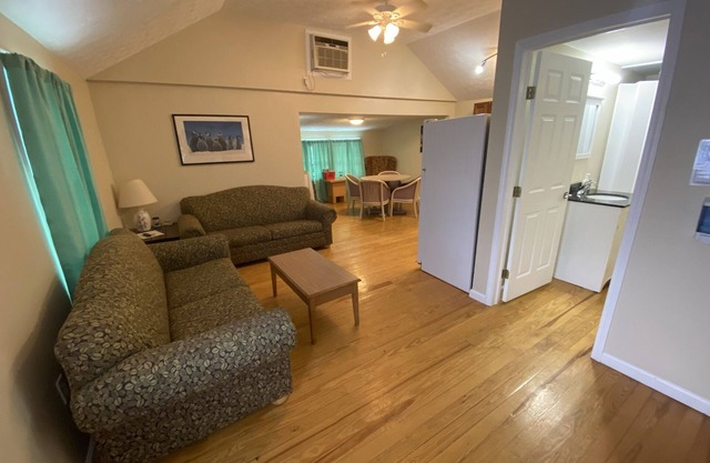 Main Strip Location | Pet Friendly | Wi-Fi & Cable | A/C | Steps from Winery