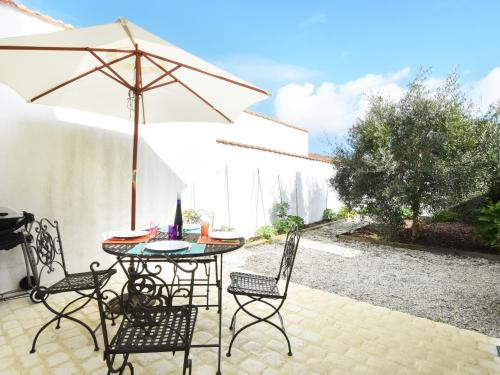 Maison de village à Ars-en-Ré, 9 pers, à 300m du port, jardin, Wi-Fi, idéal pour familles - FR-1-258-83