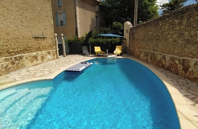 Maison entière climatisée, 2 chambres, piscine privée, terrasse, plage à 24km