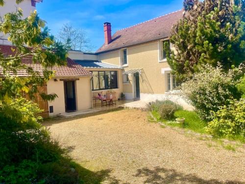 Maison familiale avec poêle à bois et jardin