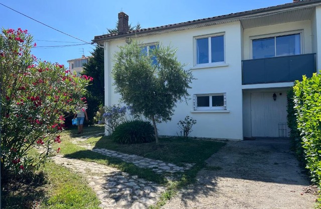 Maison indépendante avec 6 chambres proche du tram A