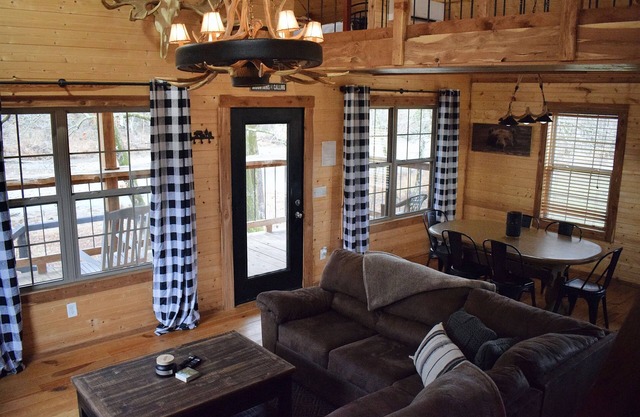 Majestic Moose Lodge- Oark Cabin Rentals