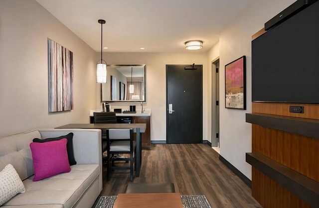Make Your Trip More Enjoyable! Pool, Parking, Pets Allowed, Free Breakfast!