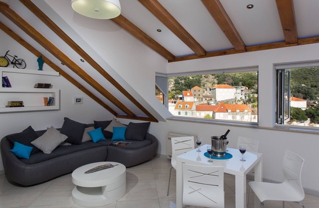 Mali Skoj Apartment - Two-Bedroom Apartment with Sea View