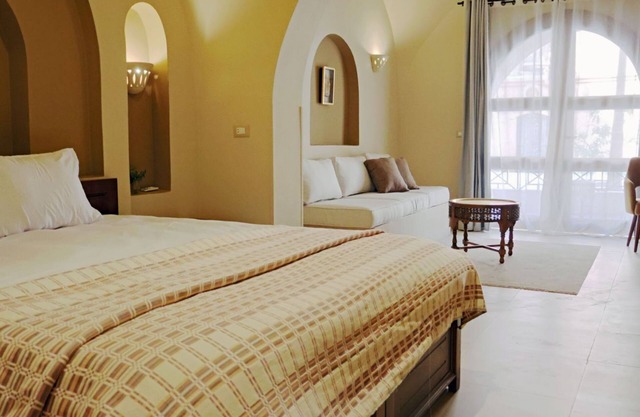 Malkata House - Luxe Desert ground floor Suite: Pool & Dine