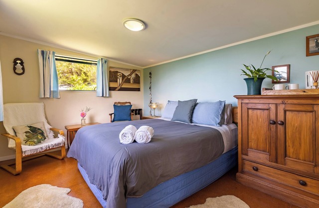 Mamaku Cabin - Ao Marama Retreat - Stunning Bush setting and Ocean Views