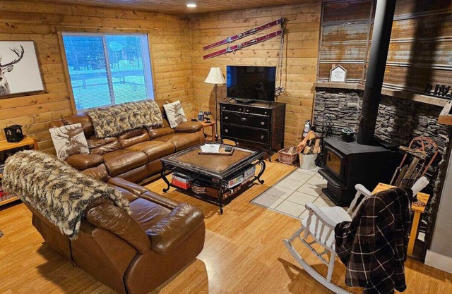 Manning Park Hideaway 3 Bdrms, Hot tub + Woodstove