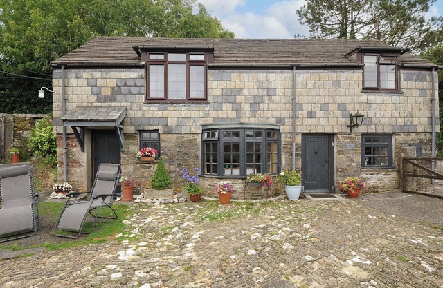 MANOR COTTAGE BARN, pet friendly, with a garden in Callington