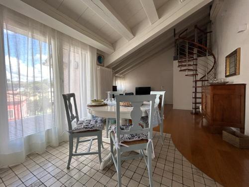 Mansarda Munari in centro a Cornuda, tra le colline Prosecco