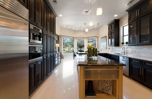 Mansion + Guesthouse! Uncommon Grounds Dallas! Pool, Pickleball, Basketball!